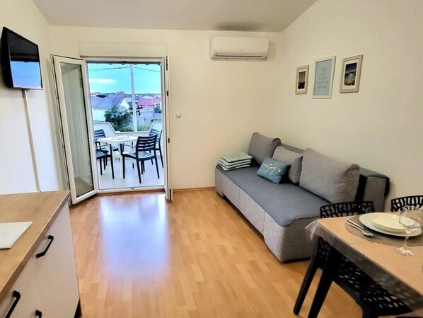 TV - Appartement mit Balkon by Interhome (Ražanac)