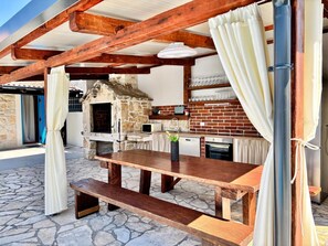 Outdoor dining - in Posedarje mit großem Garten by Interhome (Posedarje)