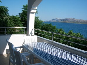 Outdoor dining - Appartement "Tomi" mit Blick auf das Wasser by Interhome (Pag/Zubovići)