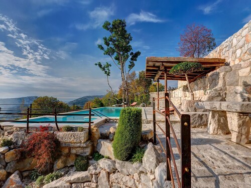 Ecovilla Mirabilis, prächtiges Ferienhaus mit Pool by Interhome