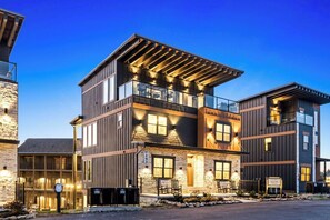 Exterior - Halftime Hideaway - Luxury 5-bedroom Cabin with AC in charming Sevierville (Sevierville)