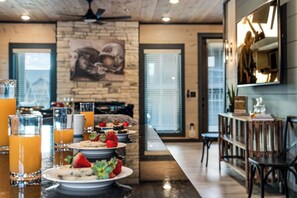 Dining - Halftime Hideaway - Luxury 5-bedroom Cabin with AC in charming Sevierville (Sevierville)