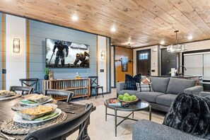 Interior - Halftime Hideaway - Luxury 5-bedroom Cabin with AC in charming Sevierville (Sevierville)