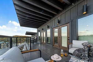 Terrace/patio - Halftime Hideaway - Luxury 5-bedroom Cabin with AC in charming Sevierville (Sevierville)