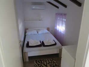 Internet - Renoviertes Ferienhaus in Baska mit Terrasse by Interhome (Krk/Baška)