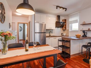 Fridge, oven, dishwasher, cookware/dishes/utensils - Wohnung mit Gemeinschaftspool by Interhome (Krk/Šilo)