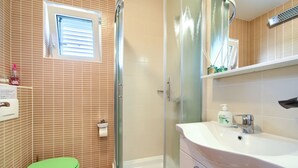 Ein Badezimmer mit Toilette, Dusche und Waschbecken.