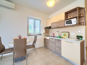 Fridge, microwave, cookware/dishes/utensils - Studio Apartment A2 mit Panoramablick by Interhome (Krk/Šilo)