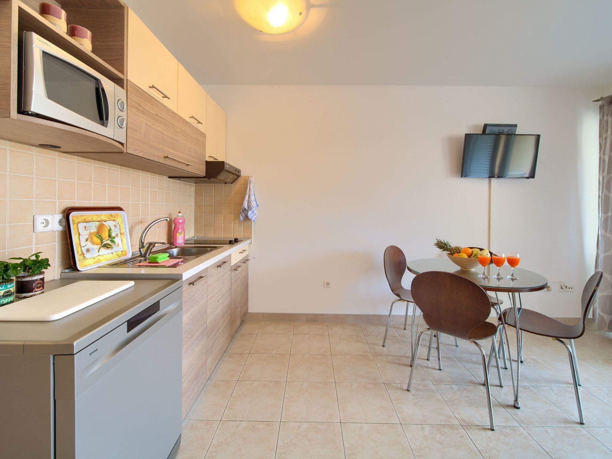 Kjøleskap, mikrobølgeovn, oppvaskmaskin og kjøkkenutstyr