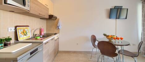 Fridge, microwave, dishwasher, cookware/dishes/utensils