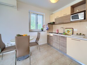 Fridge, microwave, cookware/dishes/utensils - Studio-Apartment A4 im ersten Stock by Interhome (Krk/Šilo)