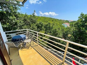 Outdoor dining - Appartement in Šmrika mit Terrasse und Grill by Interhome (Šmrika)