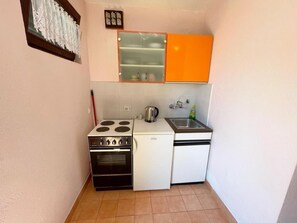 Fridge, oven, cookware/dishes/utensils - in Šmrika mit Grill und Terrasse by Interhome (Šmrika)