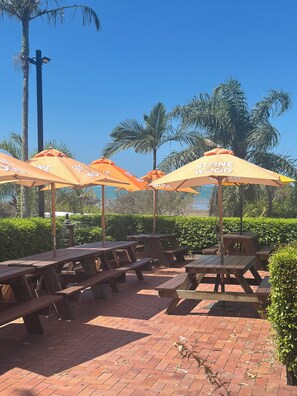 Restaurant - HERVEY BAY HOTEL (Hervey Bay)