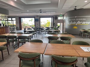 Restaurant - HERVEY BAY HOTEL (Hervey Bay)