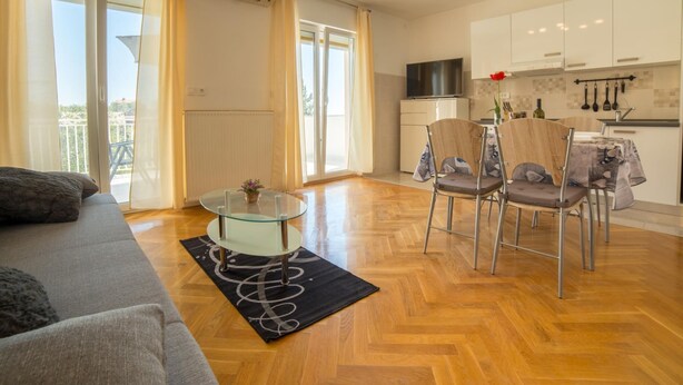 Un apartamento moderno con sala de estar, comedor y cocina.