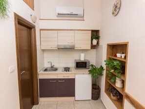 Kühlschrank, Mikrowelle, Kochgeschirr/Geschirr/Besteck