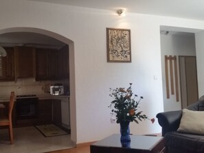 Una televisión, una chimenea