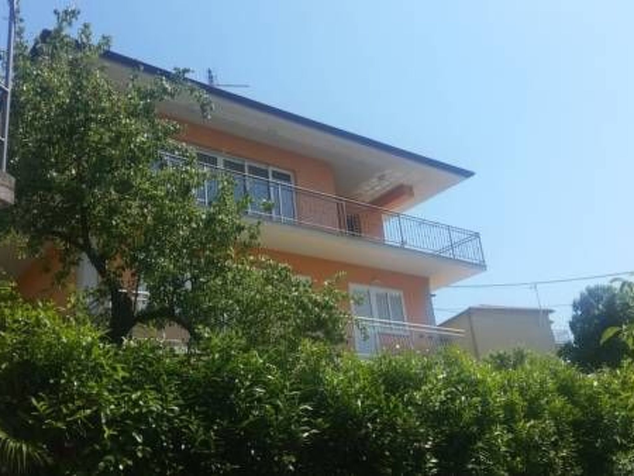 Un immeuble de deux étages doté d’un balcon à l’étage supérieur.