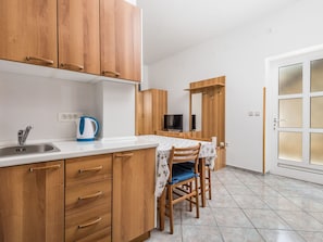 Kühlschrank, Mikrowelle, Geschirrspüler, Kochgeschirr/Geschirr/Besteck