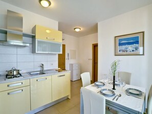 Kühlschrank, Mikrowelle, Kochgeschirr/Geschirr/Besteck