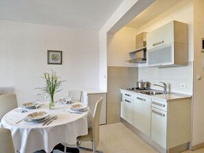Dining - mit Blick auf das Wasser by Interhome (Medulin/Ližnjan)