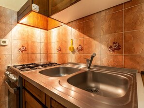 Fridge, oven, dishwasher, cookware/dishes/utensils - Appartement in Fažana mit Möbliertem Balkon by Interhome (Fažana)