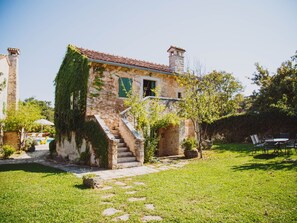 Exterior - Freistehendes Ferienhaus in Karlovići mit Garten, gemeinsamem Pool und Grill by Interhome (Cere)