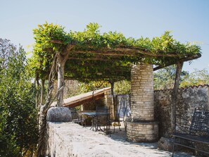 Outdoor dining - Helle Ferienwohnung in Karlovići mit Garten, Grill und Terrasse by Interhome (Cere)