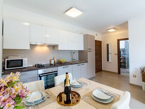 Fridge, microwave, oven, cookware/dishes/utensils - Modernes Apartment mit Balkon und Gemeinschaftsgarten am Waldrand by Interhome (Dracevac)