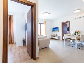 Interior - Modernes Apartment mit Balkon und Gemeinschaftsgarten am Waldrand by Interhome (Dracevac)