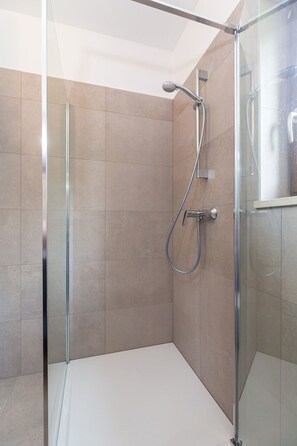Towels - Modernes Apartment mit Balkon und Gemeinschaftsgarten am Waldrand by Interhome (Dracevac)