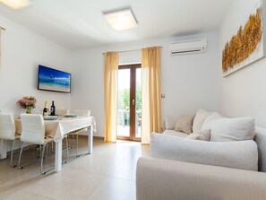 Dining - Modernes Apartment mit Balkon und Gemeinschaftsgarten am Waldrand by Interhome (Dracevac)