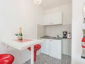 Kühlschrank, Kochgeschirr/Geschirr/Besteck