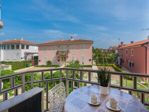 Outdoor dining - Appartement in Funtana mit Grill by Interhome (Poreč/Funtana)