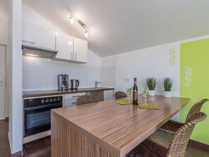 Fridge, oven, cookware/dishes/utensils - Charmante Wohnung in Funtana mit Grill by Interhome (Poreč/Funtana)