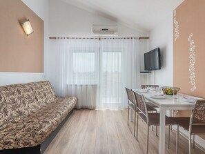 Dining - Gemütliches Appartement in Funtana mit Grill by Interhome (Poreč/Funtana)