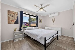 Iron/ironing board, WiFi, bed sheets - Coastal 2-Bed Home with Pool (Safety Bay)