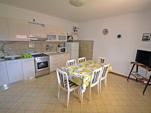 Fridge, microwave, oven, cookware/dishes/utensils - Wohnung "Sonja Dajla" direkt am Strand by Interhome (Buzinija)