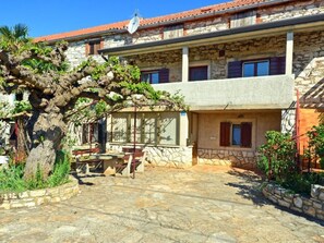 Exterior - Große Wohnung in Babići mit Garten und Terrasse by Interhome (Umag/Juricani)