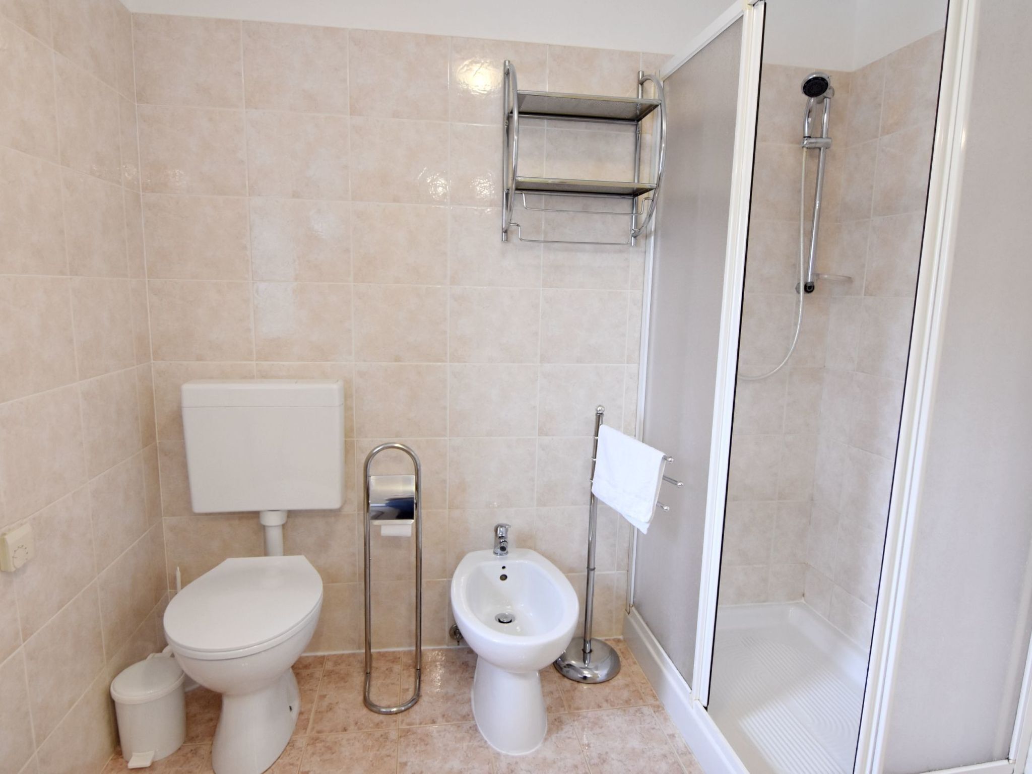 Ein Badezimmer mit Toilette, Bidet und Dusche.