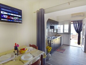 Jääkaappi, keittoastiat/astiat/ruokailuvälineet