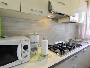 Fridge, microwave, cookware/dishes/utensils - Vacation home Anna by Interhome (Umag/Zambratija)