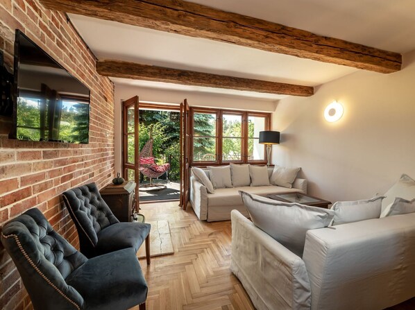 TV, fireplace