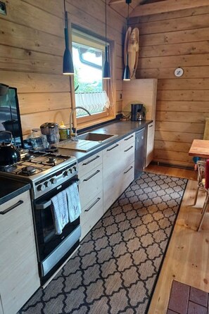 Fridge, oven, cookware/dishes/utensils - Holzhäuschen in der Kaschubei by Interhome (Chmielno)