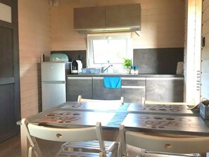 Fridge, dishwasher, cookware/dishes/utensils