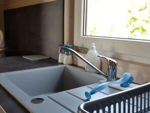 Kühlschrank, Geschirrspüler, Kochgeschirr/Geschirr/Besteck