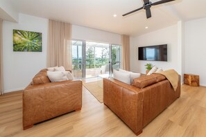 Rise Haven - Premium House, 4 Bedrooms, Kitchen, Partial Ocean View | リビング エリア
