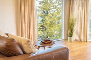 Rise Nest - Superior Studio, Partial Ocean View | Wohnbereich