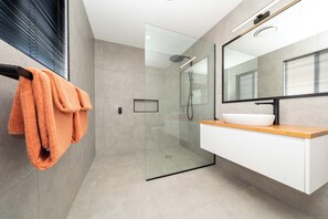 Rise Nest - Superior Studio, Partial Ocean View | Bathroom | Shower, free toiletries, towels, soap